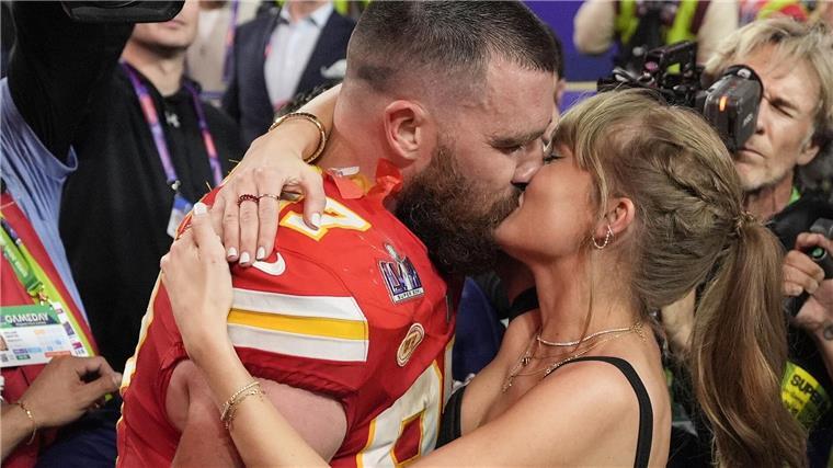 Taylor Swift küsst Kansas City Chiefs Tight End Travis Kelce nach dem Sieg.
