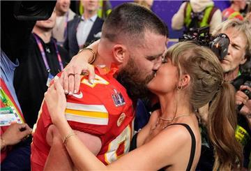 Taylor Swift küsst Travis Kelce nach dem Sieg beim Super Bowl.