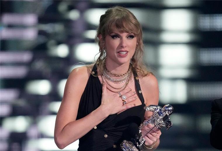Taylor Swift nimmt den Preis für das Video des Jahres für „Anti-Hero“ entgegen.