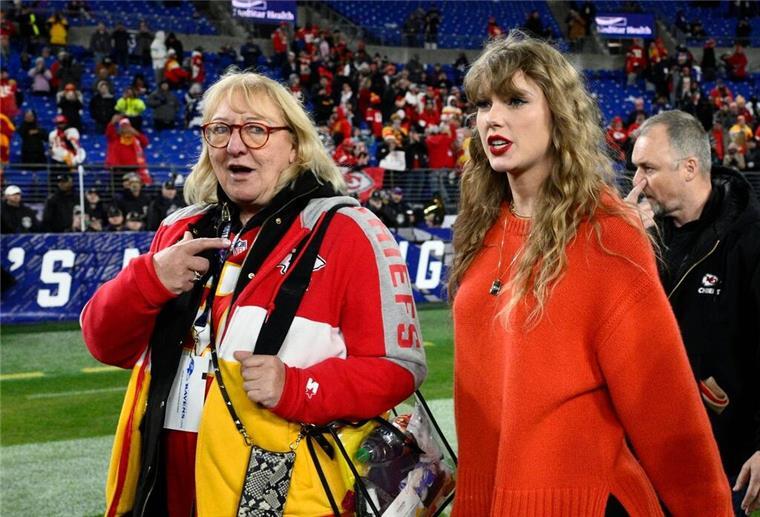 Taylor Swift (r) und Donna Kelce, die Mutter von Swifts Partner Travis Kelce,  nach einem NFL-Footballspiel.