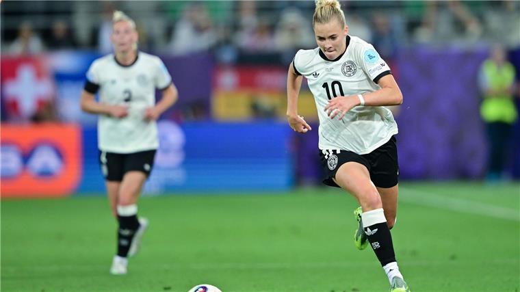 Team-Kollegin Laura Freigang findet Carlotta Wamser auch als Verteidigerin richtig gut.