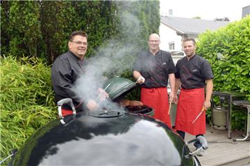 „Team Seidel“ tritt bei den internationalen Barbeque-Meisterschaften an. Von links: Jörg Seidel, Lutz Kühlke und Dirk Kaiser.