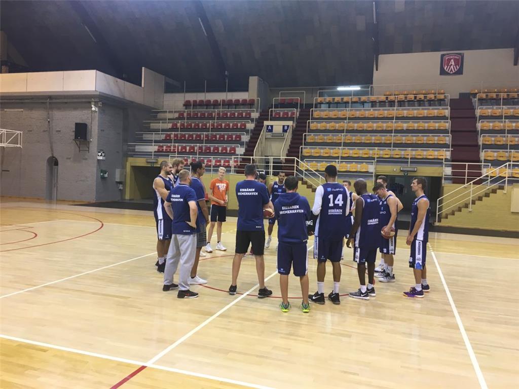Teambesprechung beim Training. Foto: Berlinke