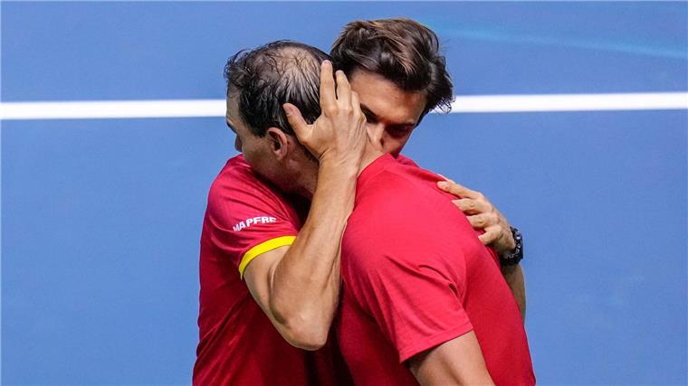 „Gracias“: Nadals große Karriere endet als Zuschauer Teamchef David Ferrer tröstet Superstar Rafael Nadal (r) nach der Niederlage in dessen letztem Spiel.
