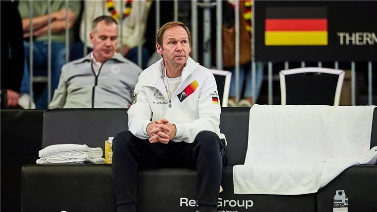 Teamchef Rainer Schüttler musste mit seinen Spielerinnen zittern.