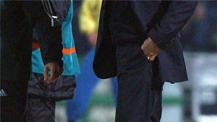 Rote Karten, Bundeswehr: Was Völler 2002 in Bosnien erlebte Teamchef Rudi Völler beim Spiel in Sarajevo, das 1:1 ausging.