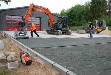 Teamwork für die Auffahrt zum Feuerwehrhaus in Drangstedt (von links): Frank Döscher, Polier und Baggerführer Egon Küsel sowie Marcel Gerdes.