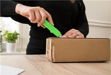 ILLUSTRATION - Technik bestellt, aber Unsinn bekommen? Verbraucherschützer empfehlen, vor dem Öffnen das Paket zu wiegen und zu fotografieren. (zu dpa: «Gewürzgurken statt Smartphone: Video beweist Falschlieferung») Foto: Christin Klose/dpa-tmn - Honorarfrei nur für Bezieher des dpa-Themendienstes +++ dpa-Themendienst +++