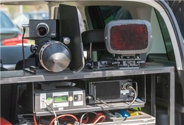 Technik, die Autofahrer nicht begeistert: Mit derlei Geräten wird geblitzt, wer zu schnell unterwegs ist. 
