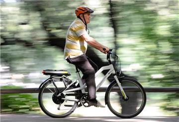 Ein Mann fährt auf einem E-Bike