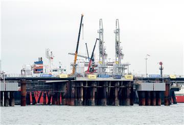 Technische Anlagen und ein Kran stehen auf dem Anleger für das LNG-Terminal in der Nordsee vor Wilhelmshaven