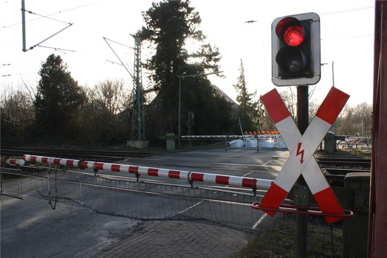Bahnübergang in Stubben ist dicht Technischer Defekt: Am Bahnübergang bleiben die Schranken unten. Foto Gehrke