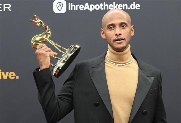 Superstars, Glanz und berührende Momente bei „Bambi“-Gala Teddy Teclebrhan gewinnt einen Bambi.