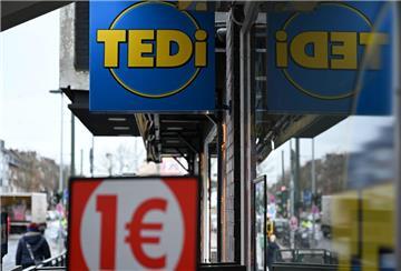 Blick von außen auf ein Geschäft der Non-Food-Kette Tedi. Tedi hat einen Konkurrenten weniger: Die Kette übernimmt über 80 Filialen von Pfennigpfeiffer.