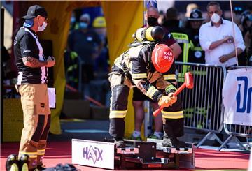 Teilnehmer absolvieren bei den „FireFit European Championships" in Hannover in voller Montur den Parcours. 