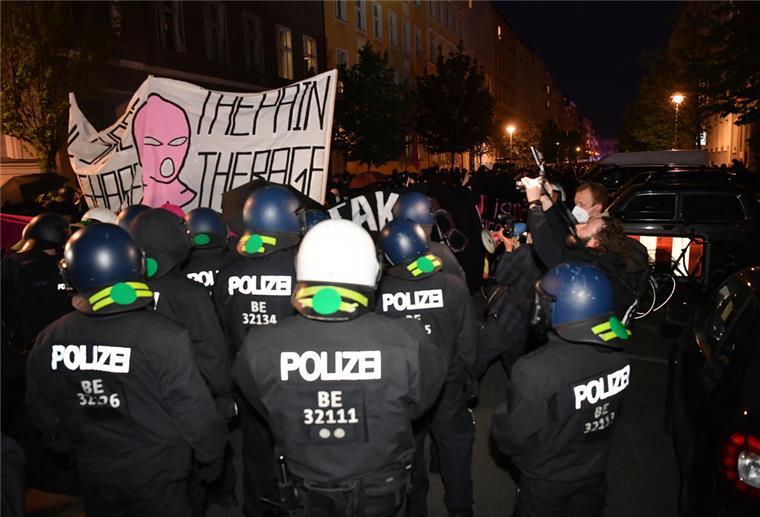 Teilnehmer an der Demonstration linker Gruppen ziehen unter dem Slogan "For The Destruction of Patriarchy" in der Nähe vom Alexanderplatz durch die Innenstadt. 
