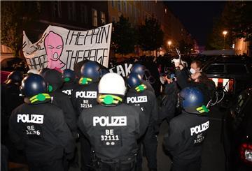 Teilnehmer an der Demonstration linker Gruppen ziehen unter dem Slogan "For The Destruction of Patriarchy" in der Nähe vom Alexanderplatz durch die Innenstadt. 