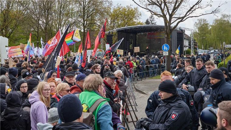 Teilnehmer der Demonstration gegen den AfD-Parteitag, der Kundgebung für Vielfalt und Menschenwürde, und Polizisten stehen sich gegenüber.
