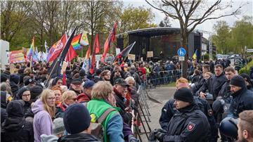 Teilnehmer der Demonstration gegen den AfD-Parteitag, der Kundgebung für Vielfalt und Menschenwürde, und Polizisten stehen sich gegenüber.