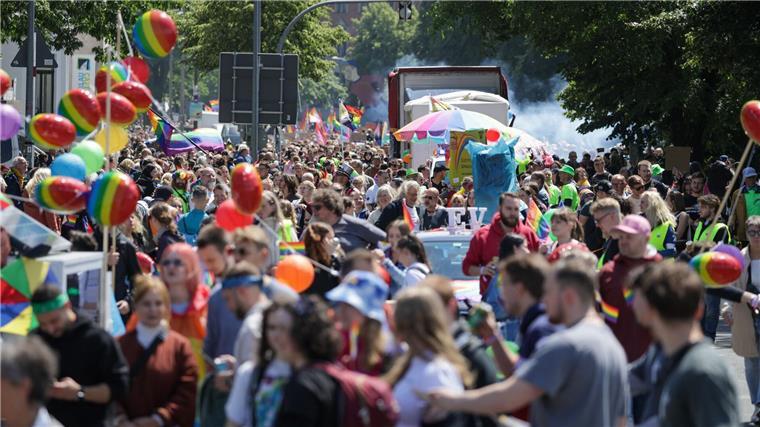 Mehr als 10.000 Menschen bei CSD in Oldenburg Teilnehmer des 30. Christopher Street Day in Oldenburg gehen durch das Stadtzentrum.