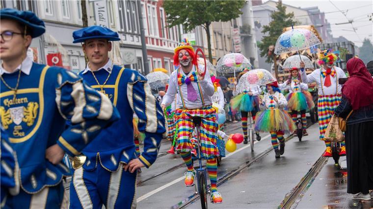 Teilnehmer des Umzuges auf dem 988. Bremer Freimarkt sind als Clowns verkleidet.