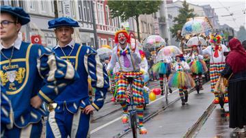 Teilnehmer des Umzuges auf dem 988. Bremer Freimarkt sind als Clowns verkleidet.