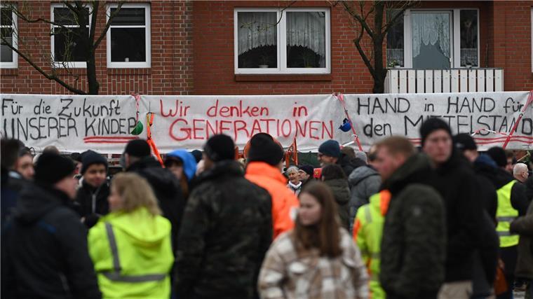 Teilnehmer einer Demonstration des Mittelstandes in Leer.