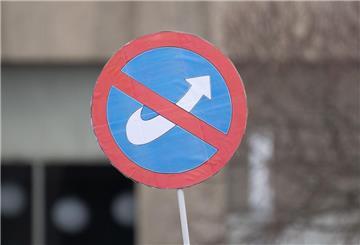 Teilnehmer einer Demonstrationen gegen Rechtsextremismus protestieren mit einem Schild mit dem durchgestrichenen Logo der AfD. (Archivbild)