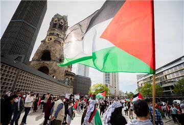 Teilnehmer einer Kundgebung 2021 mit einer palästinensichen Flagge auf dem Breitscheidplatz vor der Kaiser-Wilhelm-Gedächtnis-Kirche in Berlin.