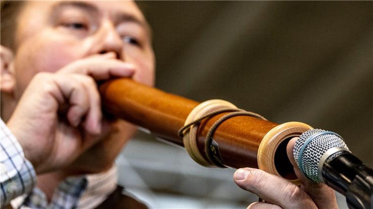 Deutschlands bester Hirschrufer verteidigt seinen Titel Teilnehmer Fabian Menzel bei seinem Hirschruf.