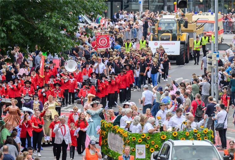 Teilnehmer gehen beim Schützenausmarsch in der Innenstadt. 