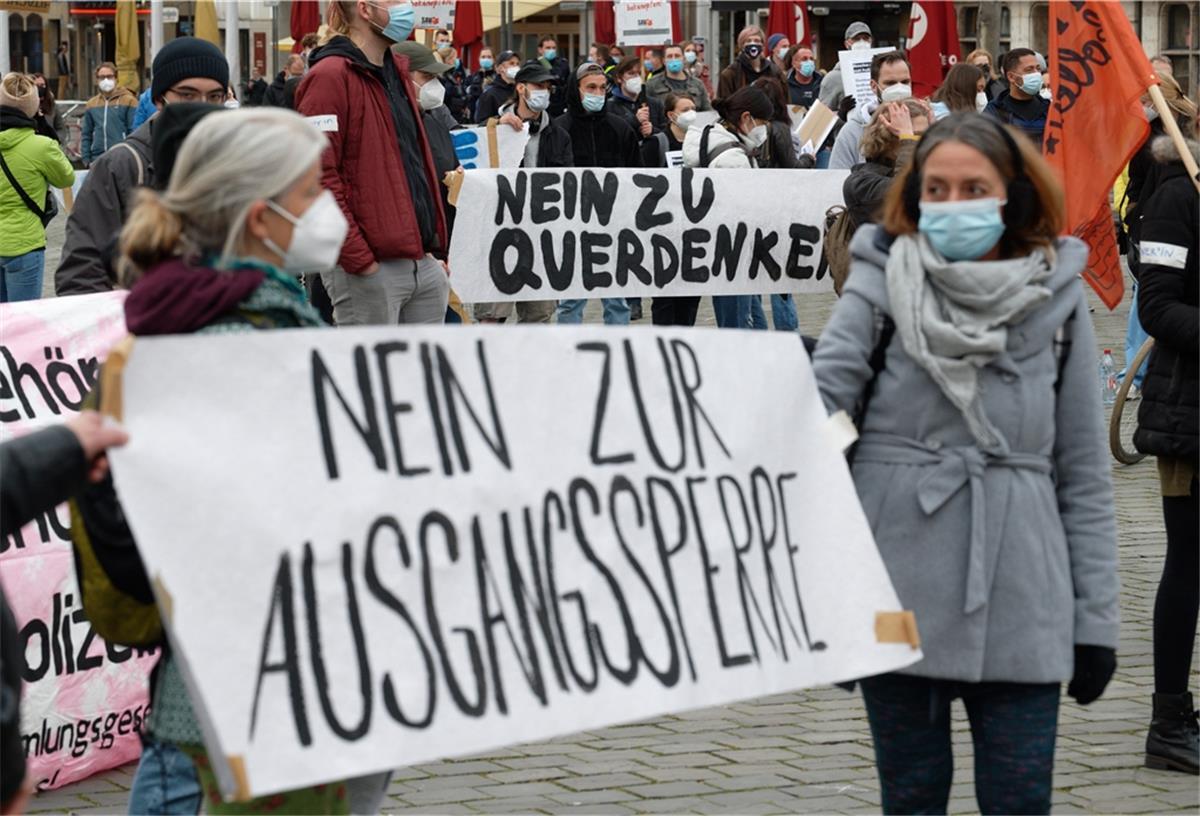 Teilnehmer tragen bei einer Demonstration gegen Ausgangsbeschränkungen Plakate mit der Aufschrift "Nein zur Ausgangssperre".