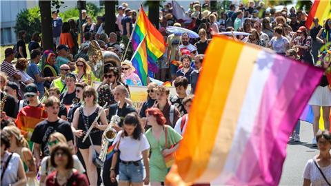Teilnehmer ziehen beim Umzug zum Christopher Street Day (CSD) durch die Stadt.