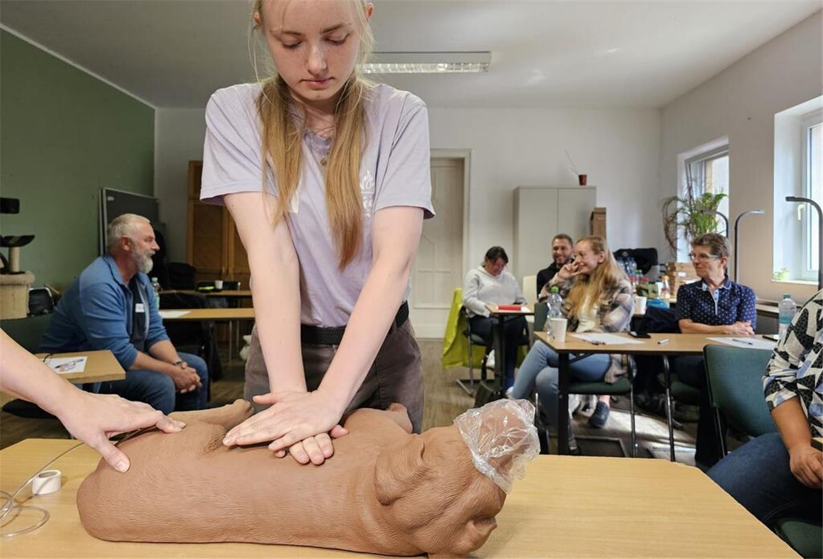 Erste Hilfe im Notfall: So kannst Du Deinem Hund das Leben retten Eine Frau massiert das Herz eines Hundes. Teilnehmerin Lena übt bei einem Erste-Hilfe-Kurs für Hunde die Herz-Druck-Massage an einem Dummyhund. Der Verein Tierschutz Halle will Besitzern von Hunden beibringen, was wichtig ist, wenn ein Vierbeiner schnell Hilfe braucht.