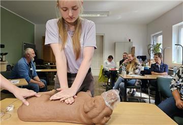 Eine Frau massiert das Herz eines Hundes. Teilnehmerin Lena übt bei einem Erste-Hilfe-Kurs für Hunde die Herz-Druck-Massage an einem Dummyhund. Der Verein Tierschutz Halle will Besitzern von Hunden beibringen, was wichtig ist, wenn ein Vierbeiner schnell Hilfe braucht.