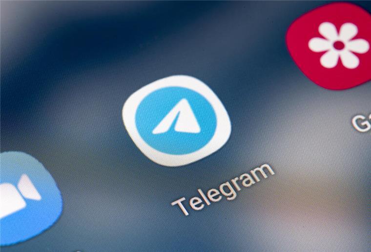 Telegram: Stories-Funktion ab jetzt für alle verfügbar Auf dem Bildschirm eines Smartphones sieht man das Icon der App Telegram. Kommunikation läuft heute oft nicht mehr übers Telefon, sondern über verschlüsselte Messengerdienste. Deshalb benötigten die Behörden nach Ansicht des Innenministers von Baden-Württemberg auch neue Mittel zur Überwachung. (zu dpa «Strobl bezeichnet Sicherheitspolitik der Ampel als «Totalausfall») +++ dpa-Bildfunk +++