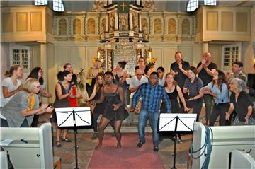 Temperamentvolle Gesangsdarbietungen vor dem Altar in der Wilstedter Kirche: Der Chor Village Harmony legte sich im Gotteshaus mächtig ins Zeug.