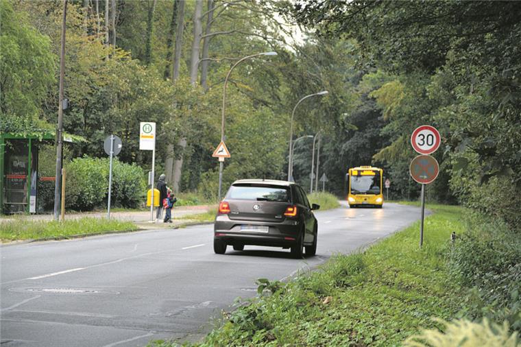 Tempo 30 gilt am gesamten Nordeschweg. Außerhalb der Tempo-30-Zone rund um die Schulen weisen Schilder explizit darauf hin, dennoch halten sich viele Verkehrsteilnehmer nicht an die Vorgabe.