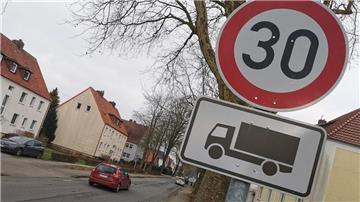 Das Foto zeigt die Hansingstraße in Nordenham, rechts ist ein Tempo-30-Schild zu sehen, das für Lastwagen gilt.