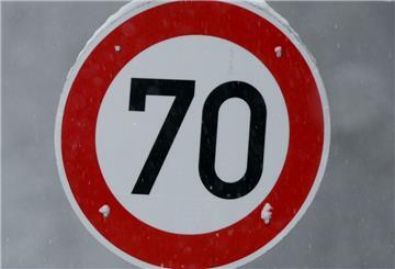 Ein Verkehrsschild mit Tempo 70 km/h.