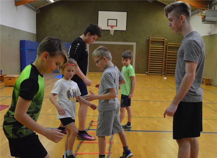 RSC Geestland startet Training für die BMX-Saison Tempo, Tempo, Tempo: Unter Leitung von Basti Nötzel – amtierender deutscher Meister in der BMX-Schülerklasse (rechts) – trainieren mit Begeisterung (von links) Jannis, Johann, Yannick, Terje und Moritz.