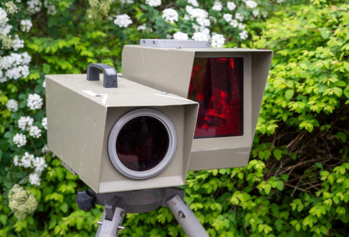 Ein Messgerät zur Geschwindigkeitskontrolle steht an einer Hecke (Symbolbild).