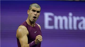 Tennis-Profi Carlos Alcaraz freut sich während eines Matches bei einem wichtigen Turnier. 