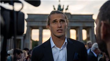 Tennisprofi Alexander Zverev lässt seinen Start bei den Davis-Cup-Finals noch offen. 