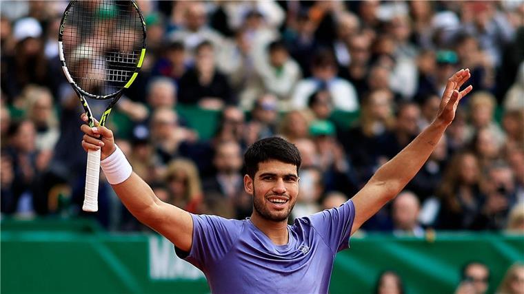 Alcaraz holt Titel bei Tennis-Turnier in Monte- Carlo Tennisstar Carlos Alcaraz feiert den Titelgewinn in Monte Carlo.