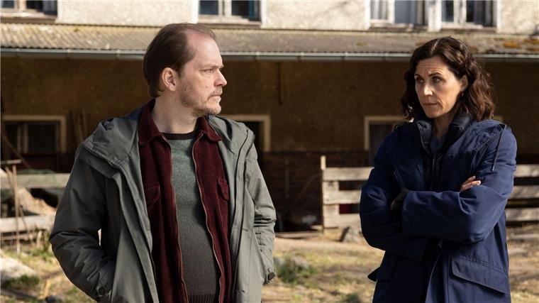 Der düstere Krimi „Das Mädchen von früher“ Teo Kromann (Godehard Giese) und Maria Voss (Nina Kunzendorf) in einer Szene des TV-Dramas „Das Mädchen von früher“.