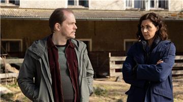 Teo Kromann (Godehard Giese) und Maria Voss (Nina Kunzendorf) in einer Szene des TV-Dramas „Das Mädchen von früher“.