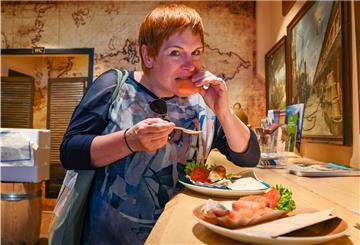 Test der Tour: Maike Wessolowski lässt es sich schmecken.