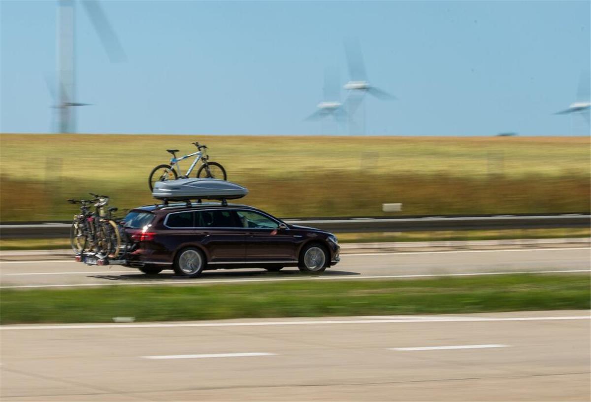 ARCHIV - Entspannt mit dem Auto in den Urlaub - das ist oft leichter gesagt als getan. (zu dpa: «Im Auto in den Urlaub: So bewahren Sie die Ruhe») Foto: Mohssen Assanimoghaddam/dpa/dpa-tmn - Honorarfrei nur für Bezieher des dpa-Themendienstes +++ dpa-Themendienst +++