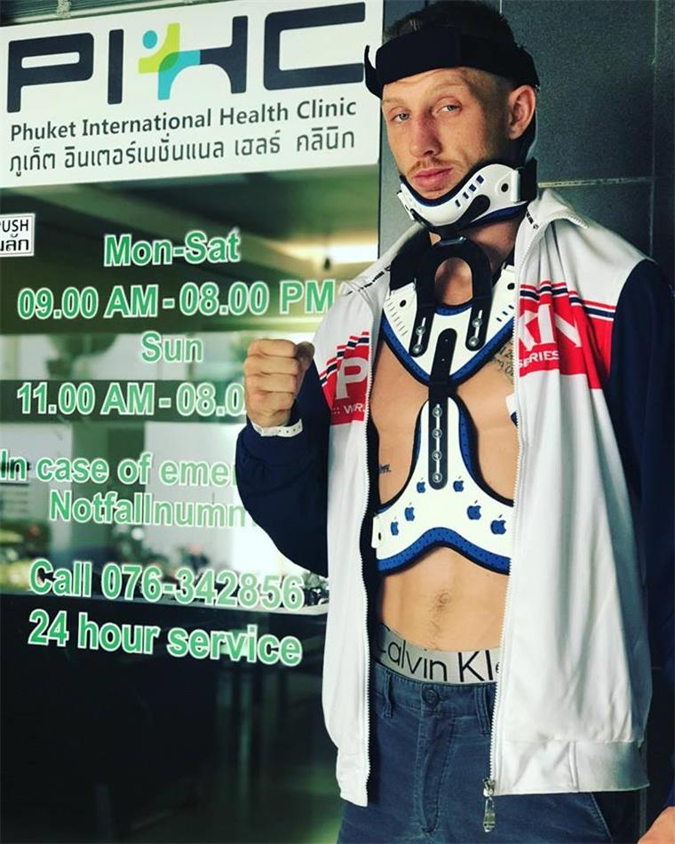 Bremerhavener Thai-Boxer zieht sich dramatische Verletzung zu Thai-Boxer Pascal Schroth aus Bremerhaven hat sich schwer verletzt.